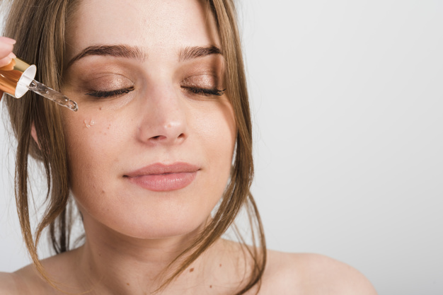 Menggunakan serum wajah
